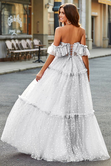 Vestido de novia con volantes de lunares con hombros descubiertos marfil
